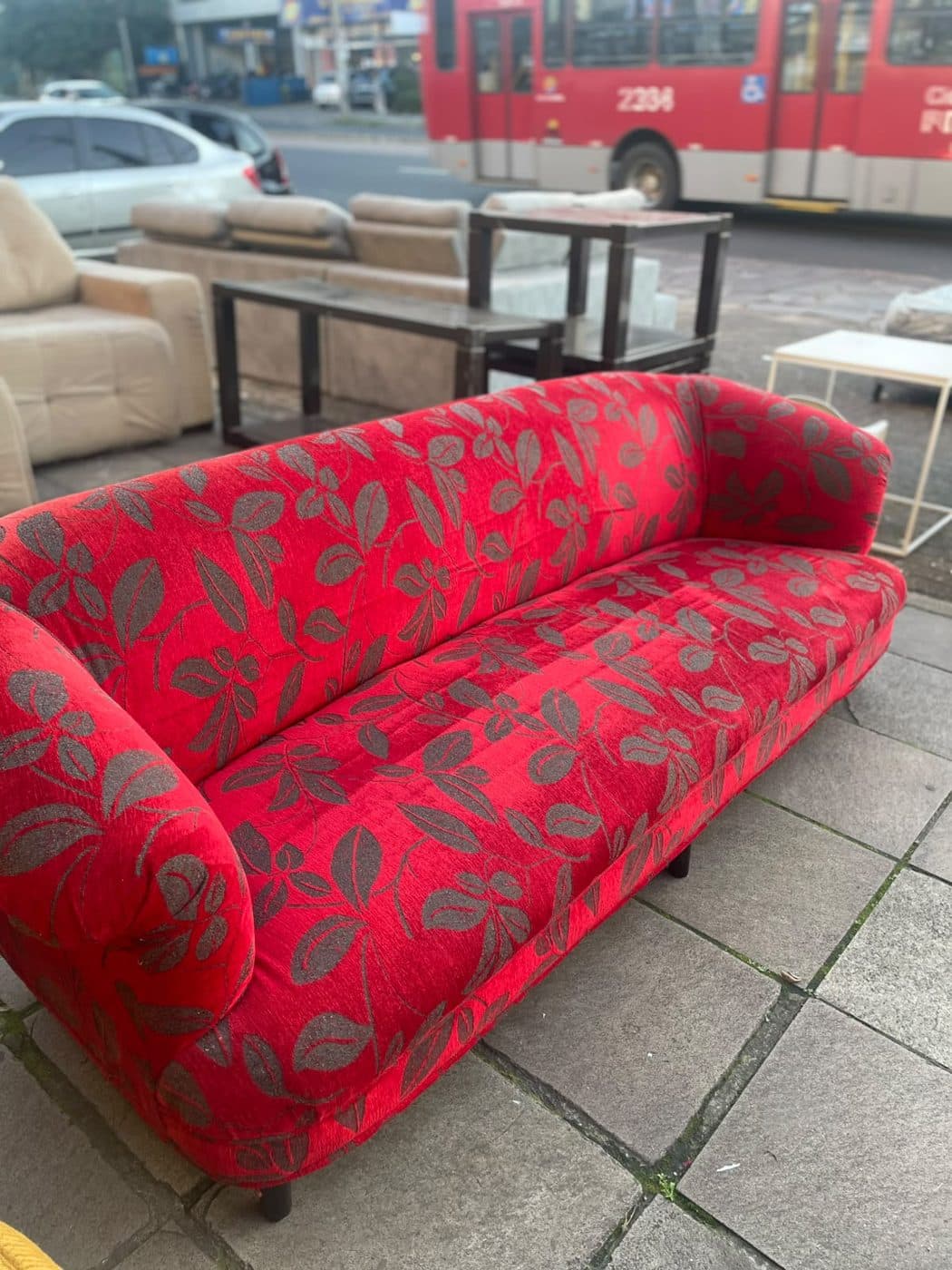 Sofá vermelho estampado, estado Seminovo